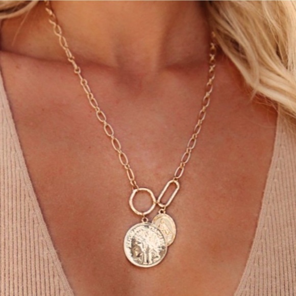 Vici Jewelry - NWT 🌟VICI Sashi Republique Necklace